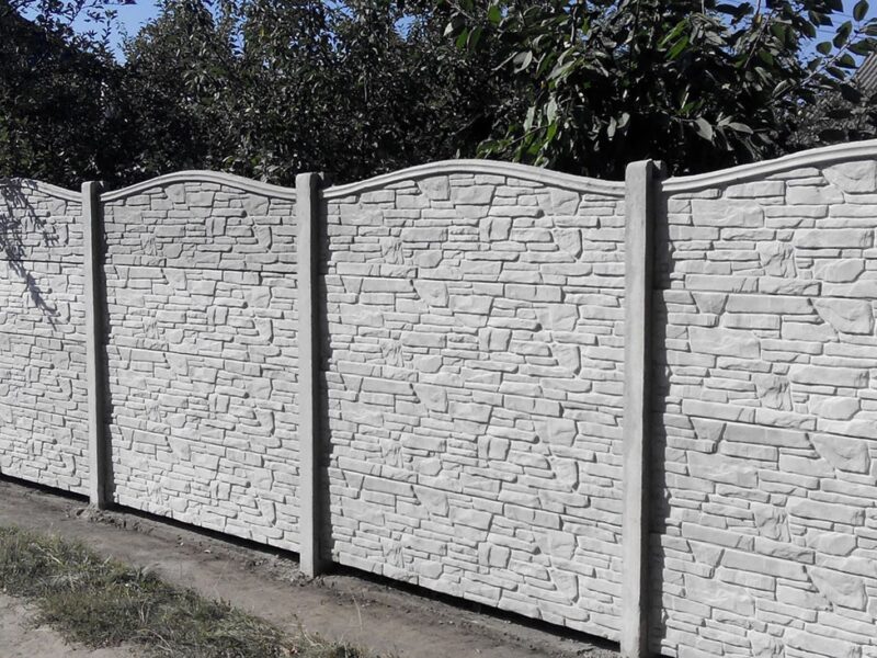 1673064686_ogorodniku-com-p-betonnie-sektsii-dlya-zabora-25