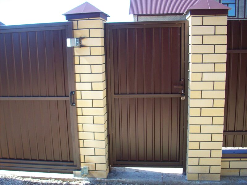 1673323466_ogorodniku-com-p-vorota-i-kalitka-iz-metalloprofilya-foto-55