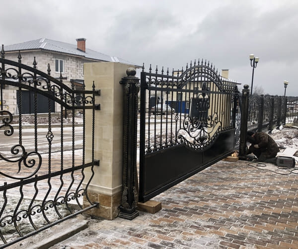 Кованые откатные ворота