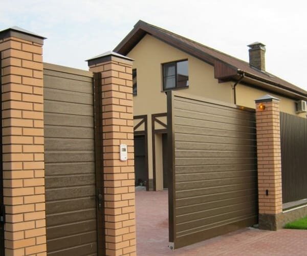 Откатные ворота с кирпичными столбами