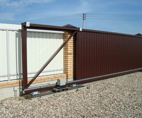 Откатные ворота с отделкой