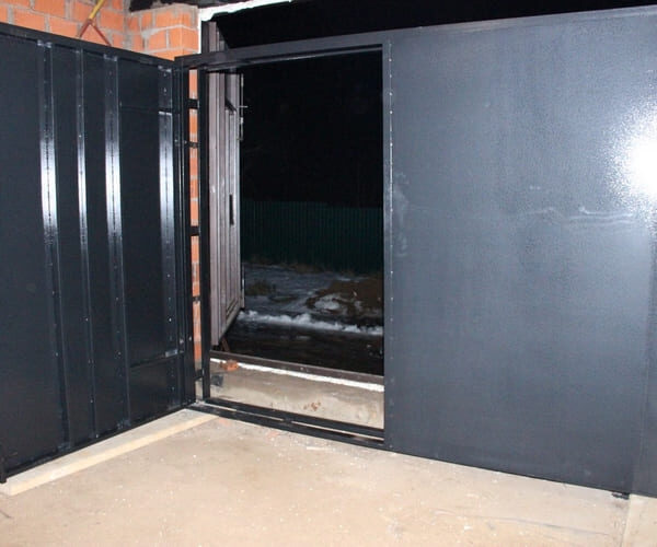 Ворота распашные гаражные