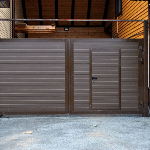 Распашные ворота с калиткой